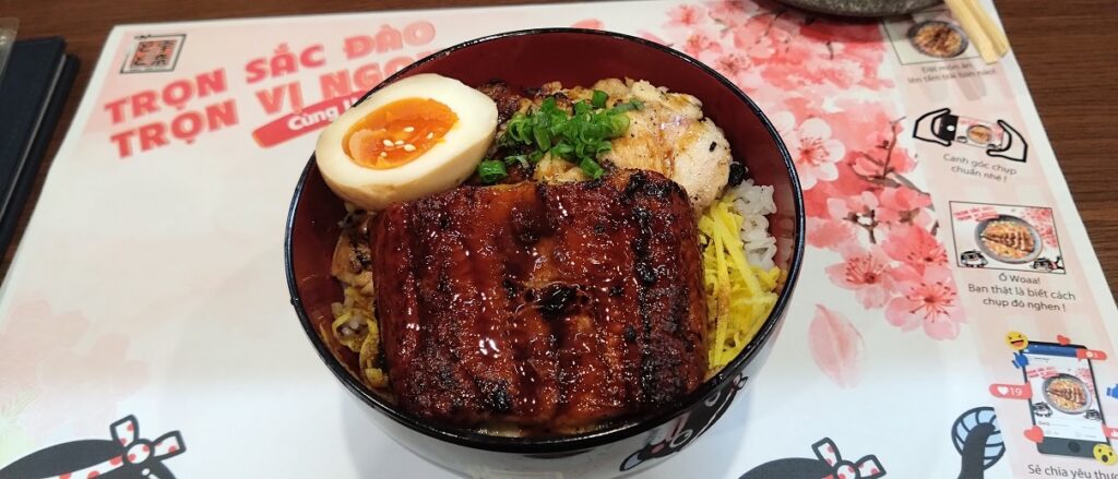 【ベトナム日本食】ハノイでうなぎ 名代 宇奈とと キンマー店　うなぎと焼き鳥合い盛り丼