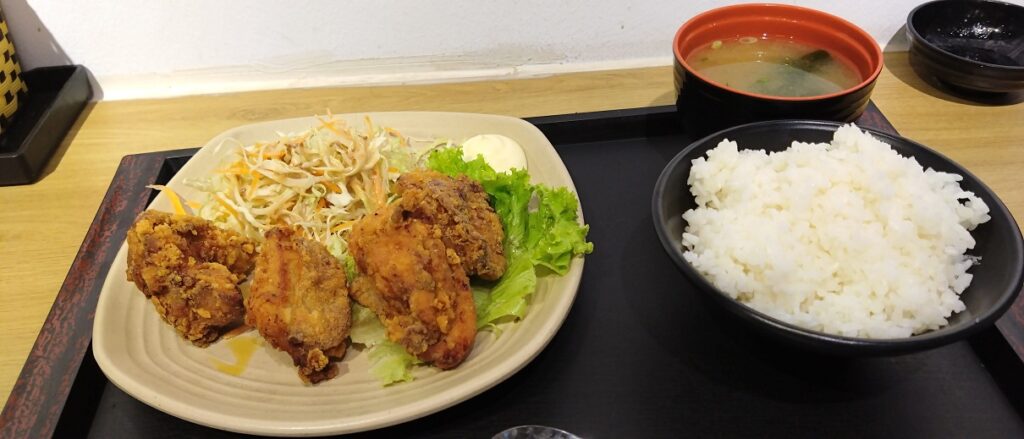 【ベトナム日本食】ハノイで牛丼♪ コスパ最高のMeshiya　唐揚げ定食