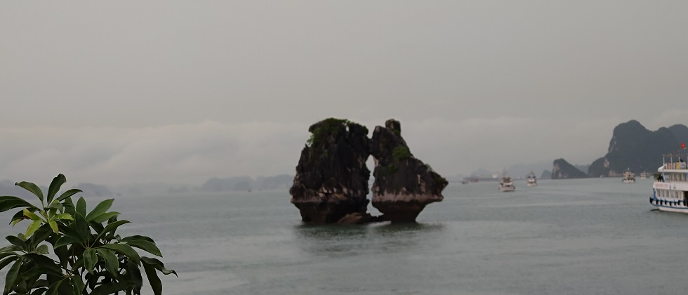 青い海と奇岩のクルーズを満喫 ハロン湾日本語ツアー♪　闘鶏岩
