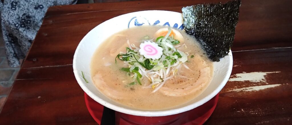 【ベトナムグルメ】ハノイの町ラーメン コスパ最高でリピ確定！　なるとラーメン