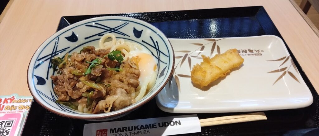 【ベトナムグルメ】ハノイでおいしい讃岐うどん 丸亀製麺♪　すき焼きうどん＋イカの天ぷら