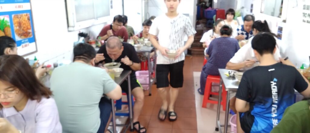 【ベトナムローカルグルメ】ハノイでうなぎ春雨を食べる　店内