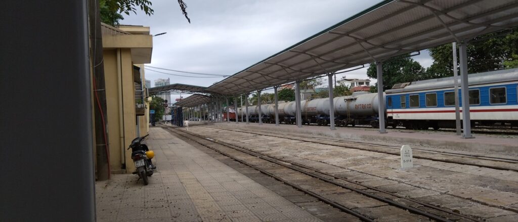 【ハノイ観光の穴場】トレインファクトリー 鉄道マニアの方へ　ザーラム駅の中