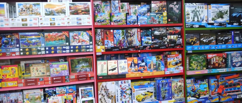 【ハノイ観光】日本語の本が買える本屋さん お土産にも おすすめ　おもちゃ１