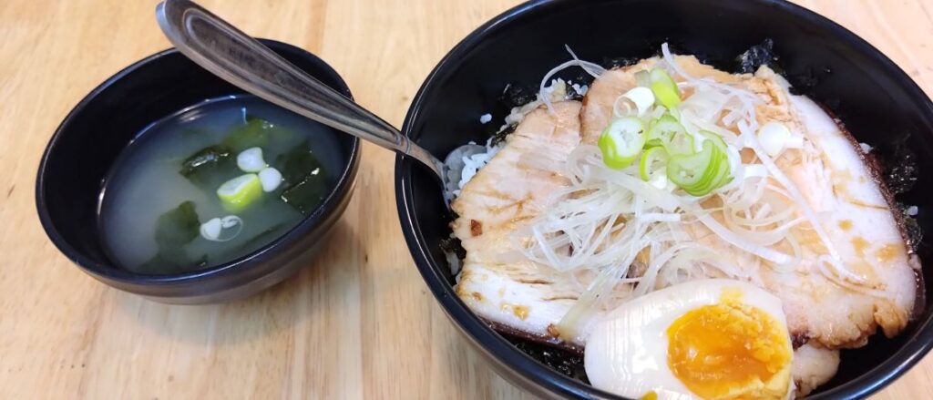 【ハノイ日本食】ラーメン/どんぶりがおどろきの安さ　チャーシュー丼