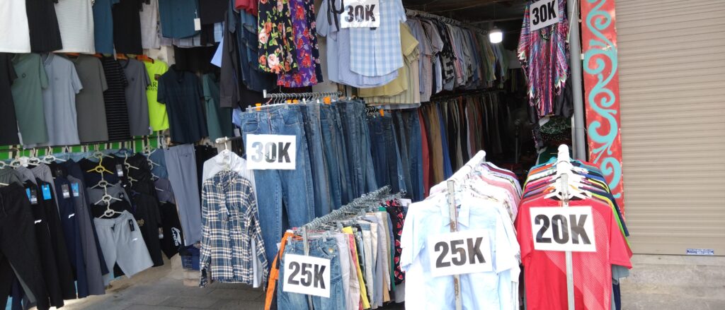 【ハノイでお買い物】服がとにかく安い 20Kって！ウソでしょ？